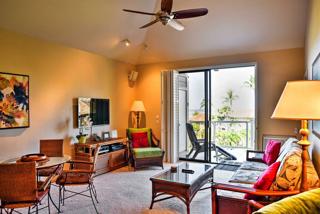The villa features unique, sculpted walls commissioned from a local Hawaiian artist.