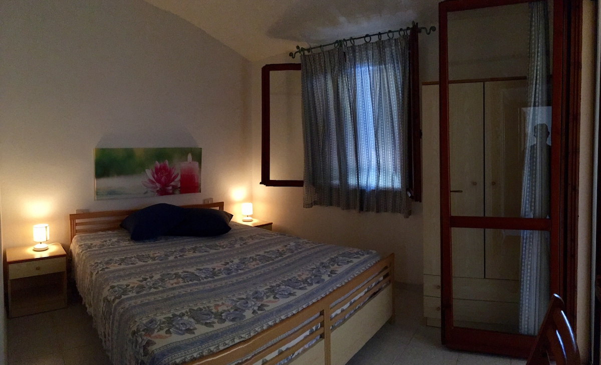 Chumba cha watu wawili, kilicho na veranda ndogo, usiku ninapendekeza kufungua dirisha na mlango wa ukumbi ili kuhisi upepo na harufu usiku, mbu watakuwa nje kwa sababu milango yote ina nyavu za mbu!