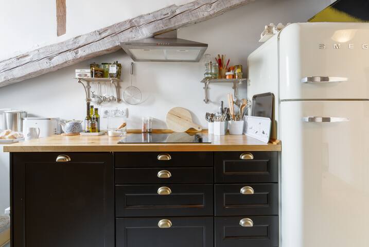 Unbeatable Location, Next to Royal Palace & Sol. gallery image 4