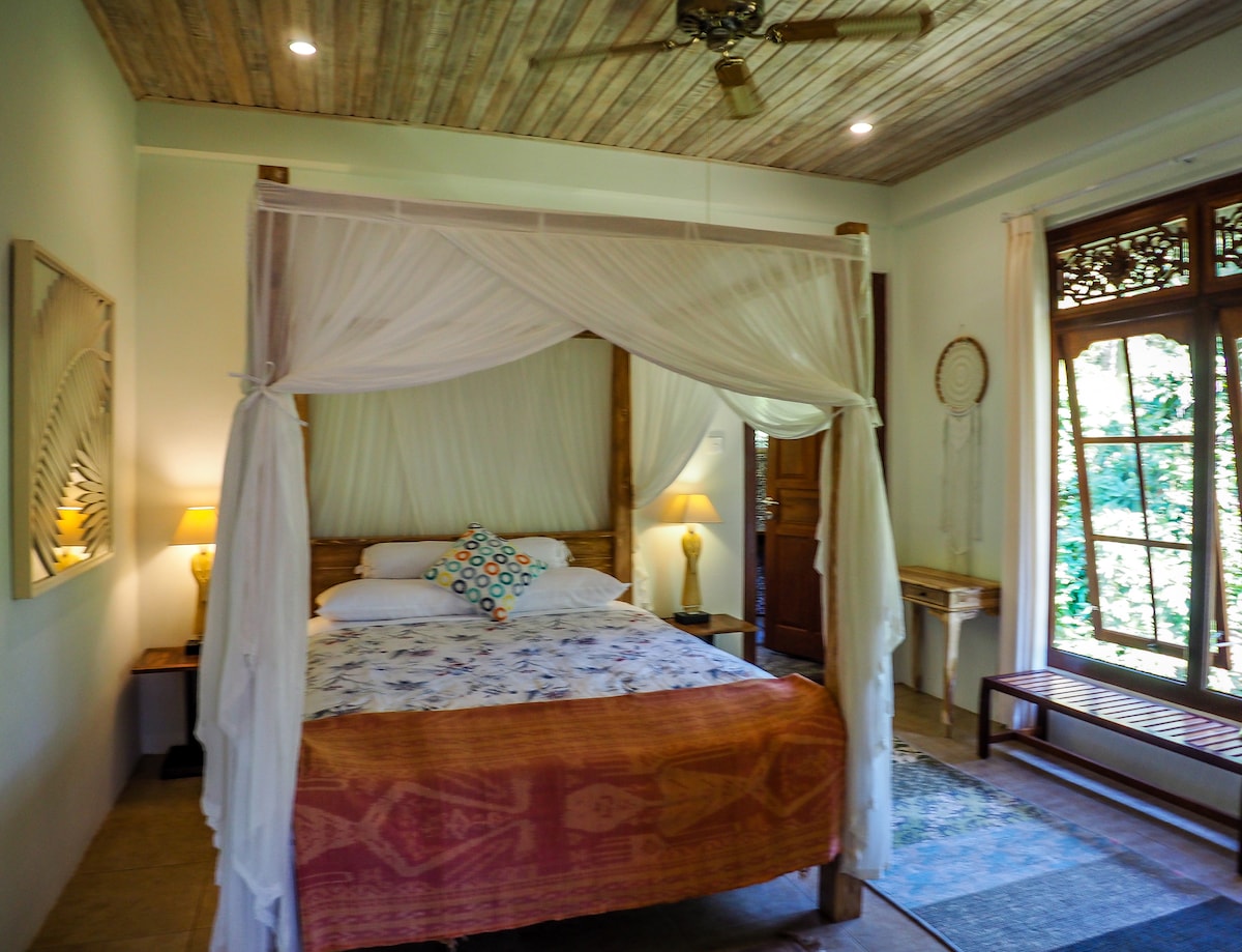 אחד מחדרי השינה למעלה