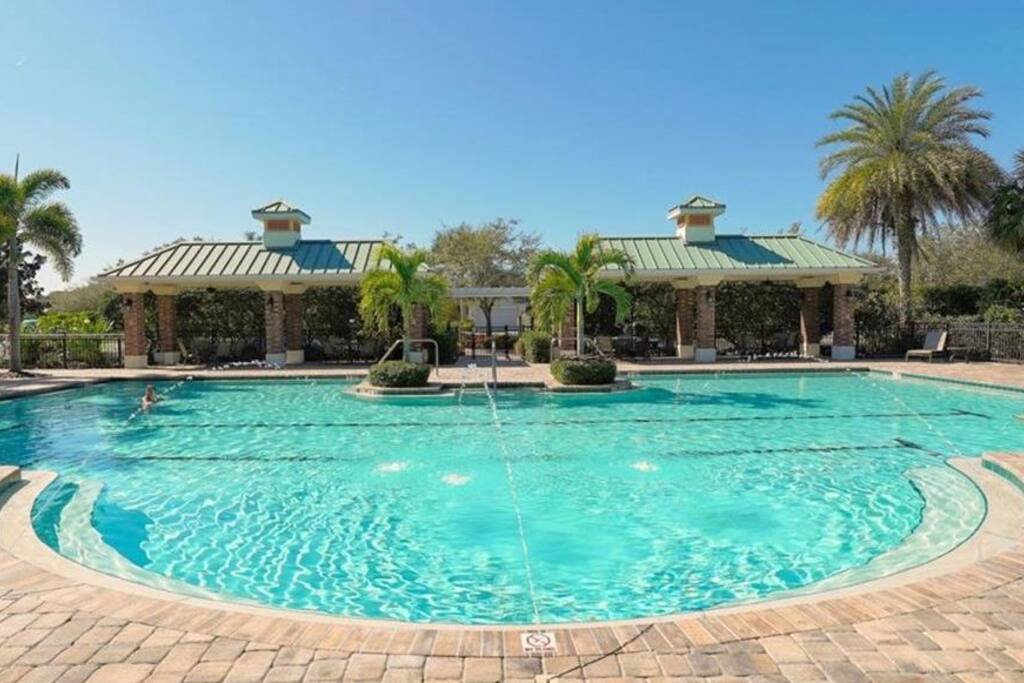 Adult pool w/ hotub