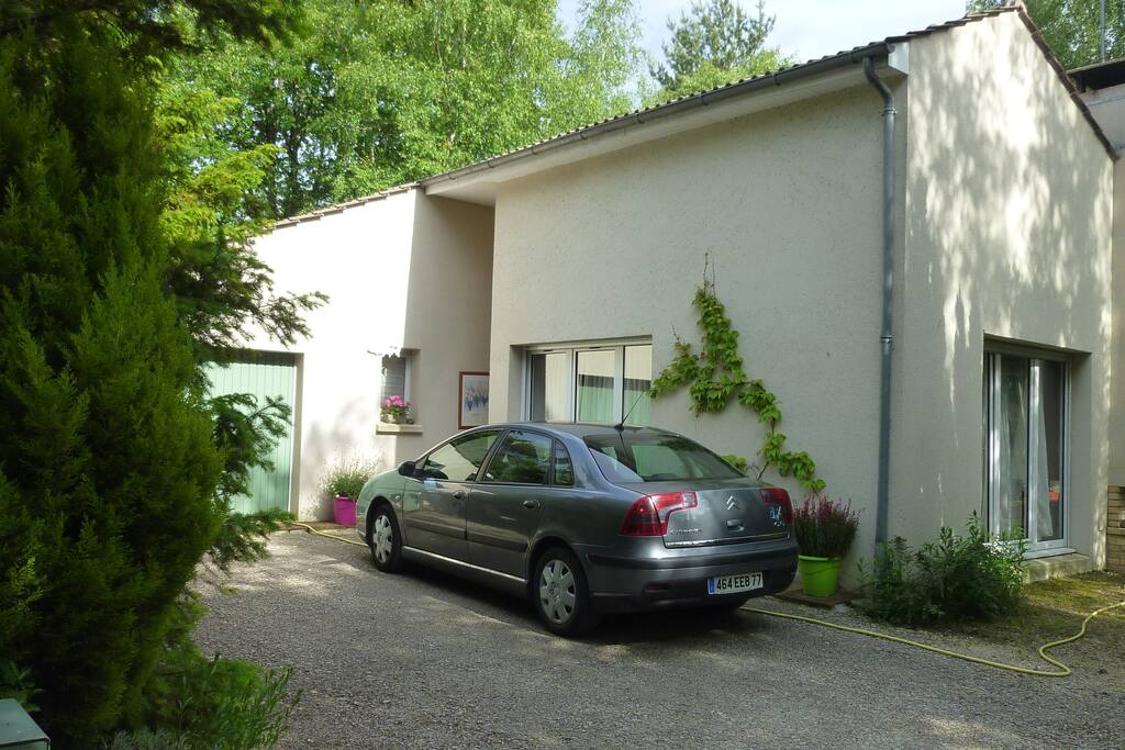 vue avant de la maison et l'entrée.