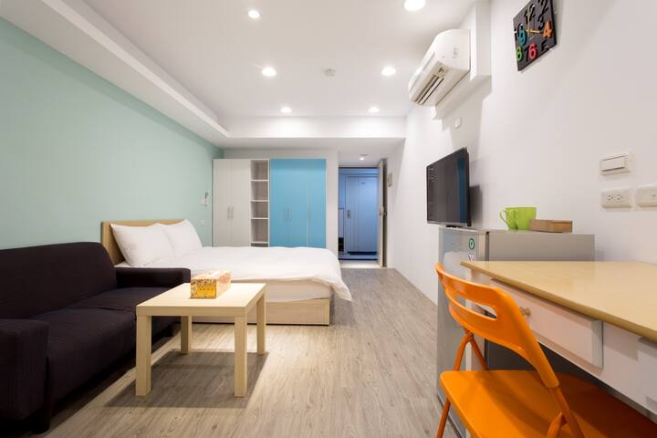 全新裝潢,雙面窗戶採光好,緊鄰一中街夜市商圈,近火車站,室內7.5坪(25平米)超大空間,交通超便利