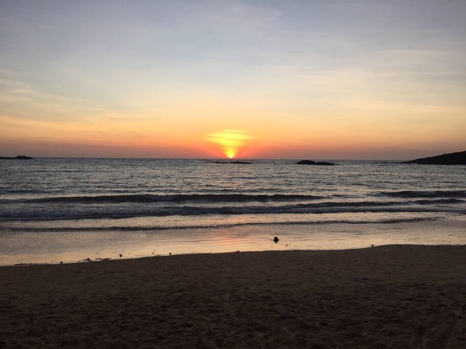Nascer do sol em frente ao prédio