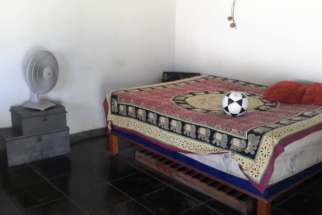 sala com cama de casal