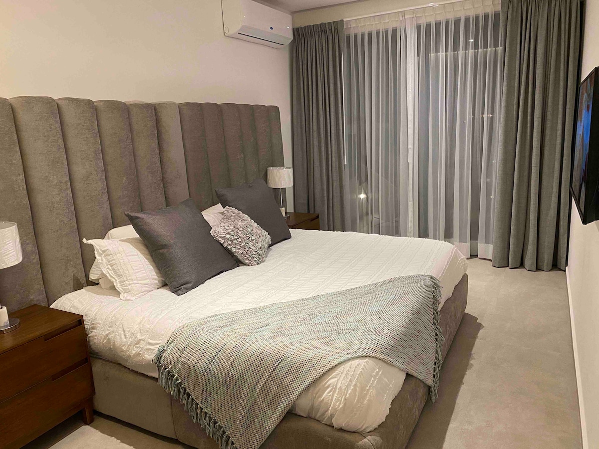 Master bedroom with King Size Memory Foam mattress bed that helps you better fall asleep, you will achieve a comfortable and restful rest. Bedroom with direct access to the terrace.