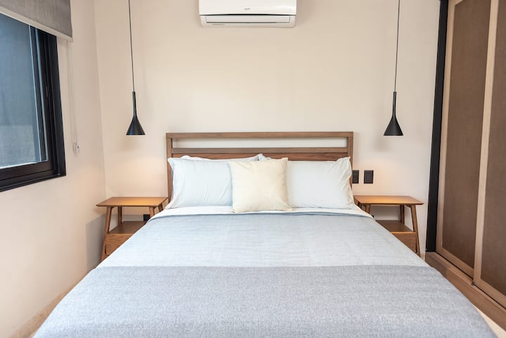 Cama tamaño queen en el tercer dormitorio con armario/ tercera recamara con armario 