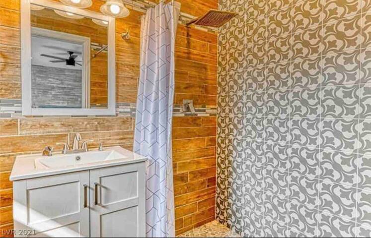 5br 3ba LV vacation home with pool- 3mi fr strip gallery image 5