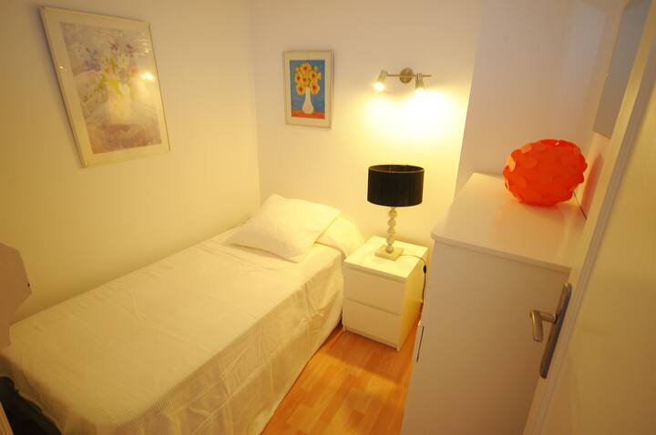 ห้องเดี่ยวพร้อมลิ้นชักและราวแขวนผ้า 