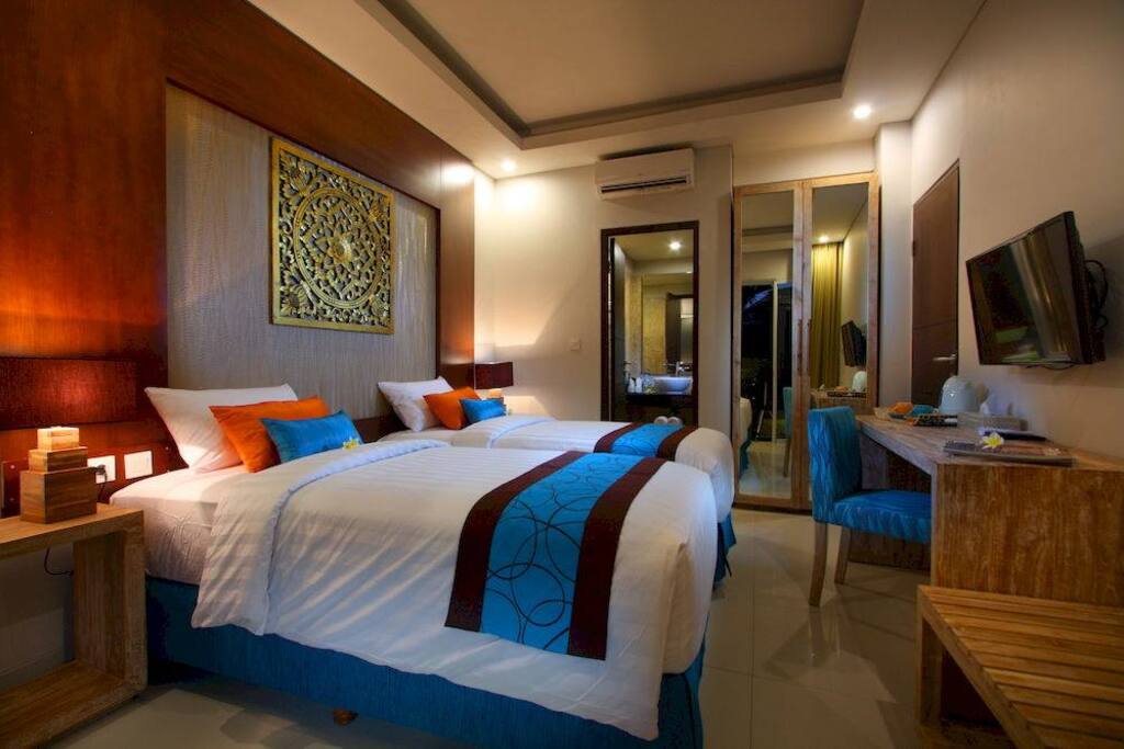 Bedroom with twin beds
