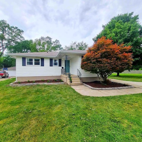 Cozy three  bedroom home in Munster , Indiana.