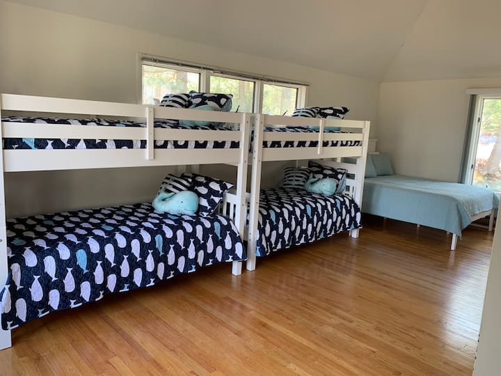 Dormitorio 4 en el nivel 1: suite para niños con una cama tamaño queen y 2 literas. El límite superior de peso de la litera es 175 libras. El uso de literas es responsabilidad del huésped. El huésped acepta toda la responsabilidad por todas y cada una de las pérdidas, daños, lesiones, muerte, mientras usa las literas. 
