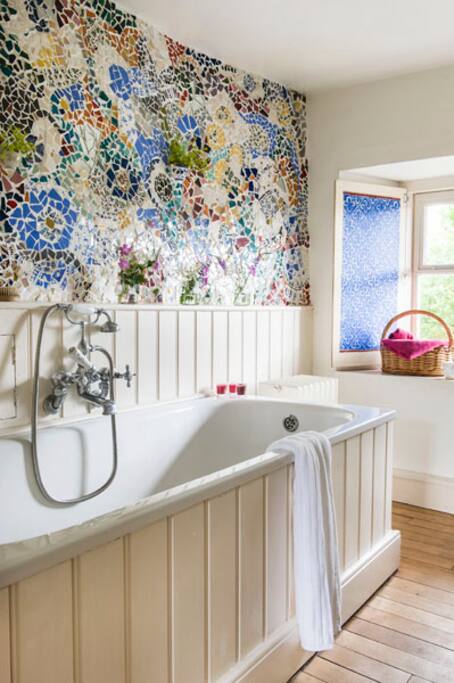 Bathroom, there is a separate shower cubicle in the bathroom