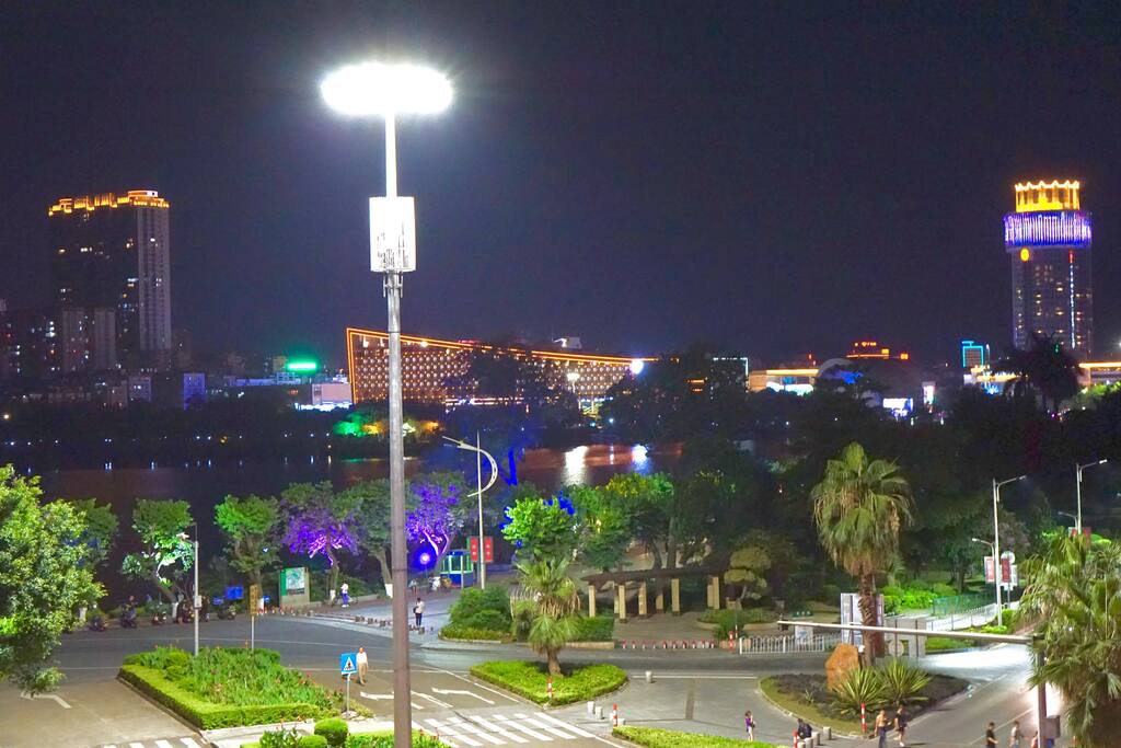 阳台前的星湖西堤。