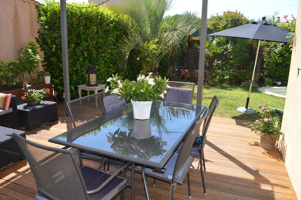 La terrasse est équipée d'une pergolas dont la toile est amovible pour plus de confort