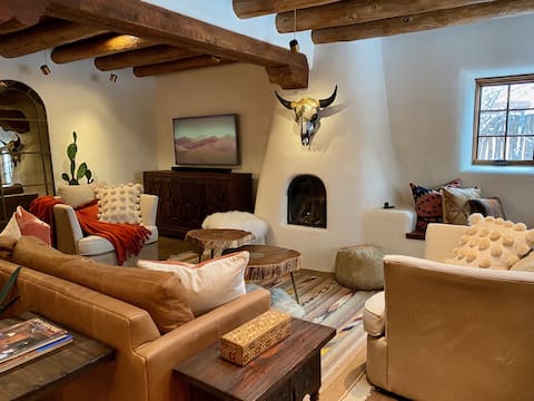 Beautiful Retreat w/ Hot Tub, 2 Blocks from Plaza!