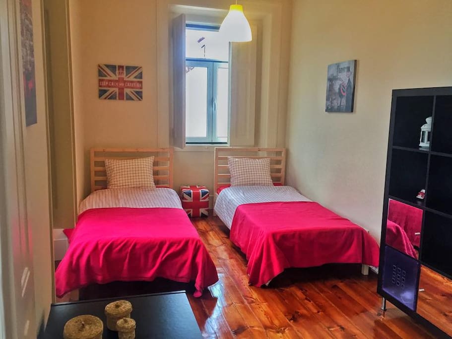 Room with 2 single beds and 1 sleepcouch