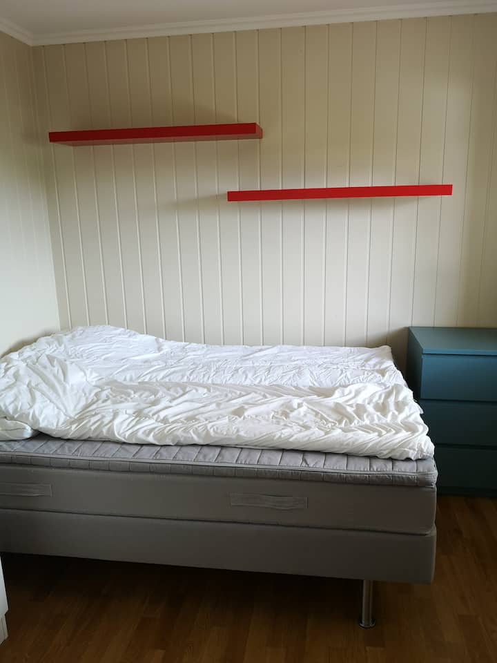 غرفة نوم 1 في الطابق الأول. 140 سم سرير 