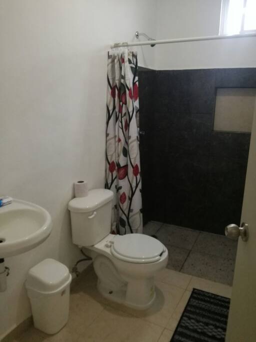 Sanitario, regadera con agua fria y caliente y lavamanos
