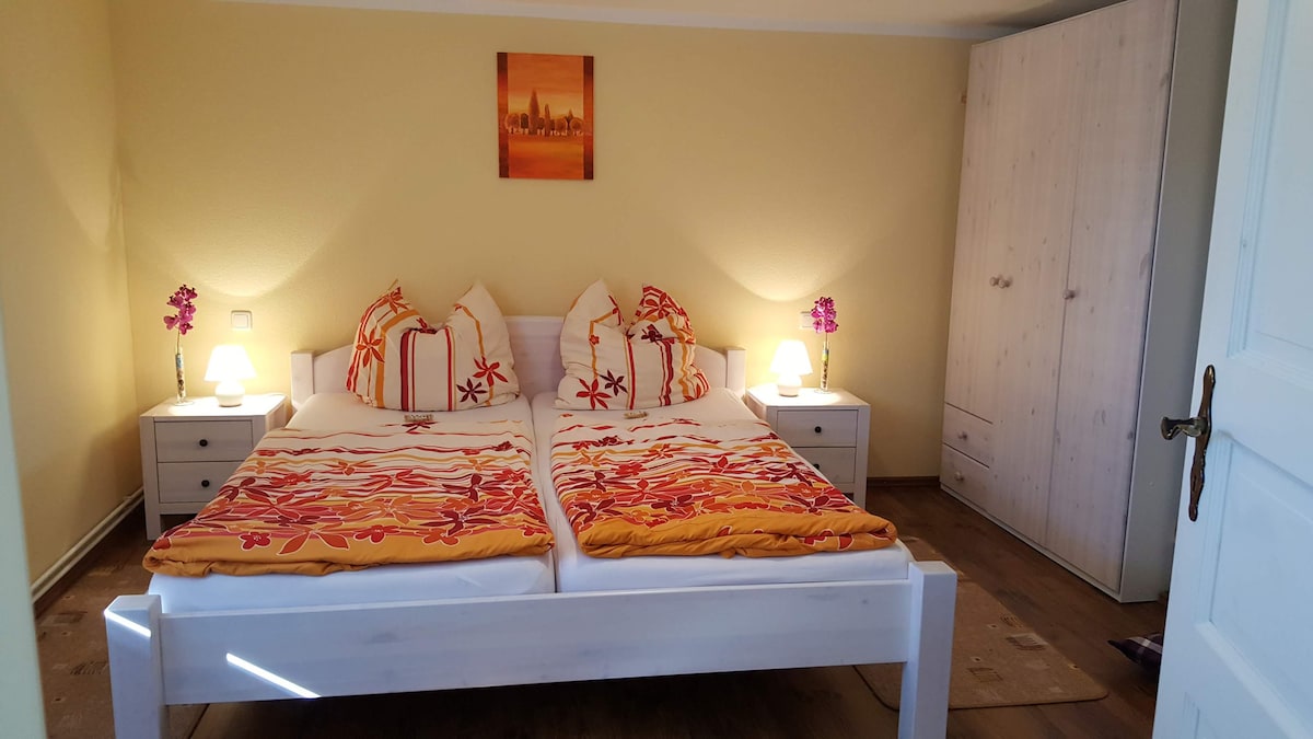 El dormitorio: un dormitorio acogedor para dos personas.