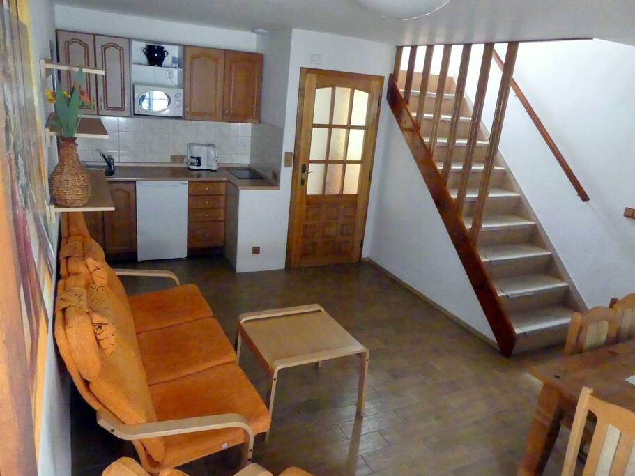 obývací pokoj s kuchynským koutem