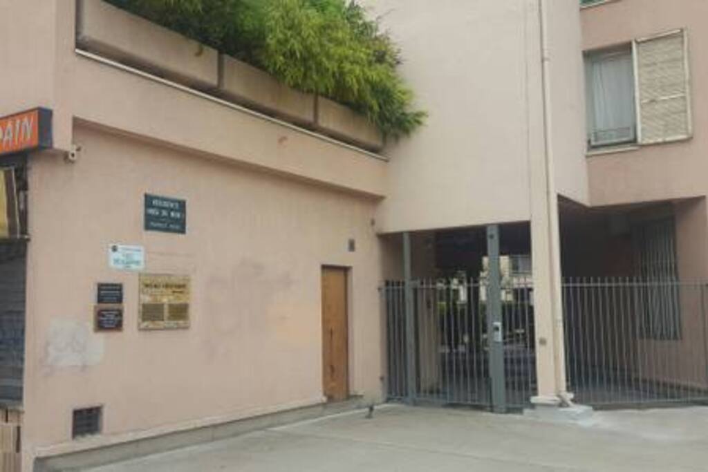 Entree Principale. Sonnez après dirigez-vous au Bâtiment 1 GARDIEN.