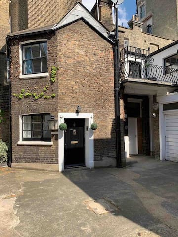 Beautiful 3 Bedroom House Near Buckingham Palace! gallery image 2