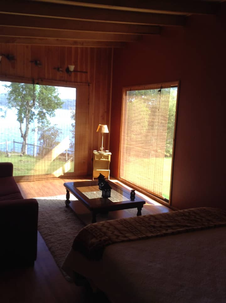 Dormitorio en suite con vista al lago Calafquen 