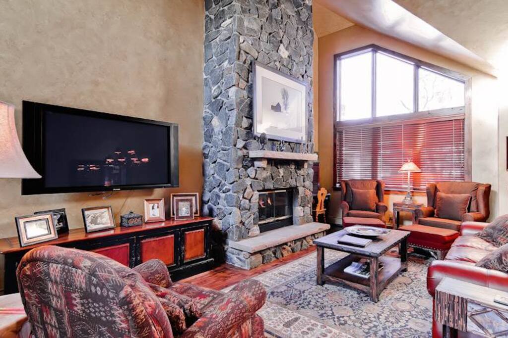 Couch,Furniture,Table,Tabletop,Indoors
