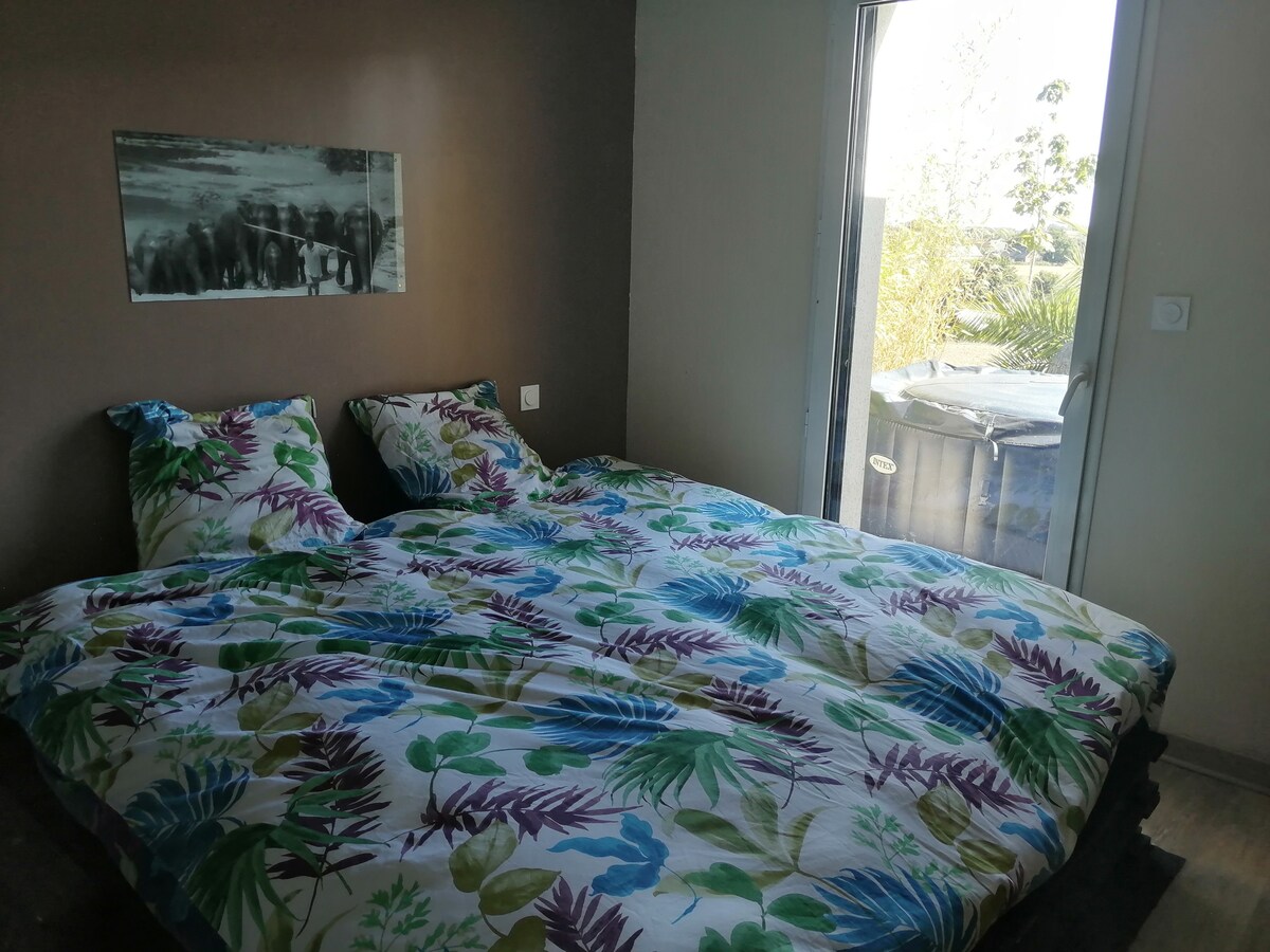 加大双人床，全年均可直接使用热水浴缸 