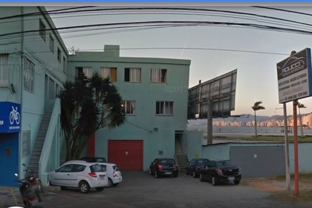 Entrada do prédio, é um prédio antigo mas o apartamento é bom! Estacionamento não é fechado!