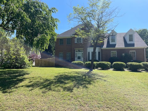 Large 4bed 2.5b home w/ fenced in back yard & deck