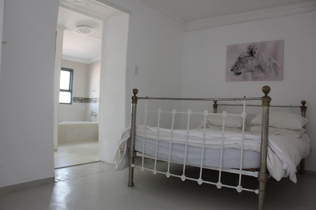 מיטה זוגית עם חדר רחצה צמוד