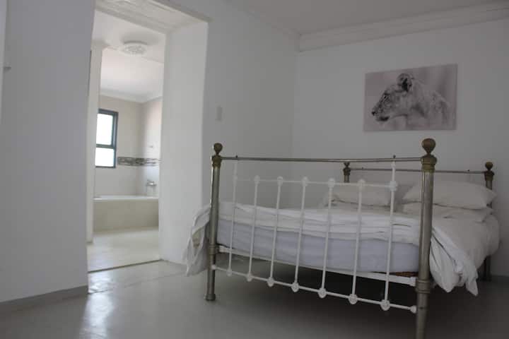 manželská posteľ s vlastnou kúpeľňou