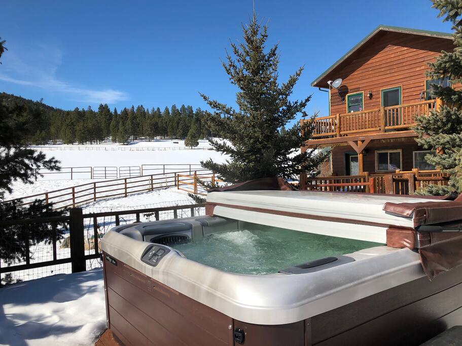 Hot tub seats 6 people (5 comfortably)