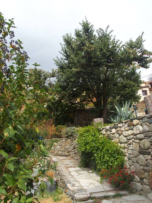 L'entrée de la maison et accès à la chambre