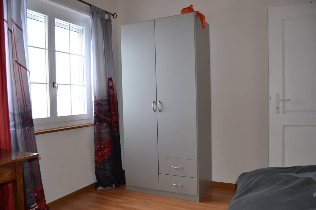 Armoire avec penderie