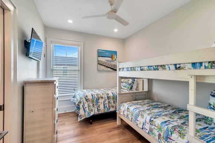 سرير مزدوج بطابقين مع جميع المراتب الجديدة ، وقمة من الرغوة ، بالإضافة إلى سرير مزدوج مع مرتبة جديدة وقمة من الرغوة. توفر الأدراج والخزانة تخزينًا كافيًا. غرفة مثالية للأطفال أو المراهقين أو البالغين!