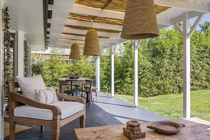 LOLA HOUSE “STROLL TO TOWN” – * HOT SWIM / SPA*