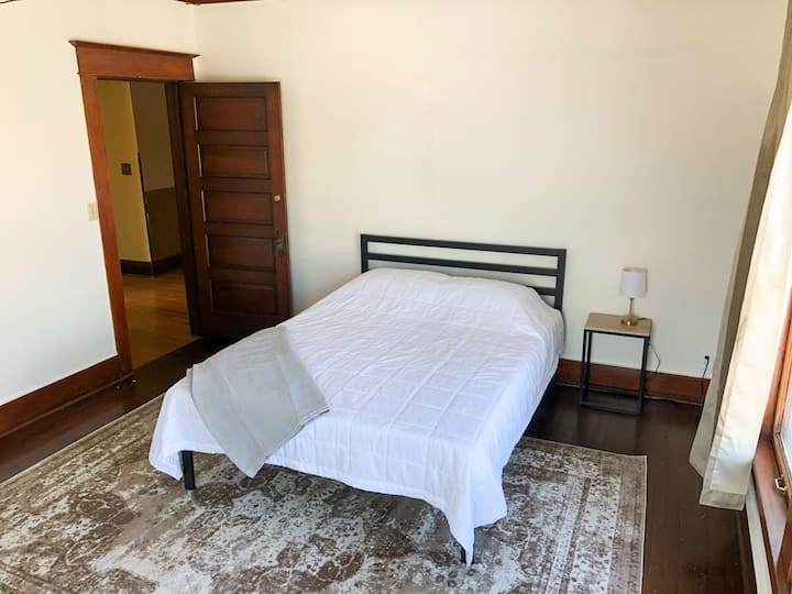 Sovrum med dubbelsäng 