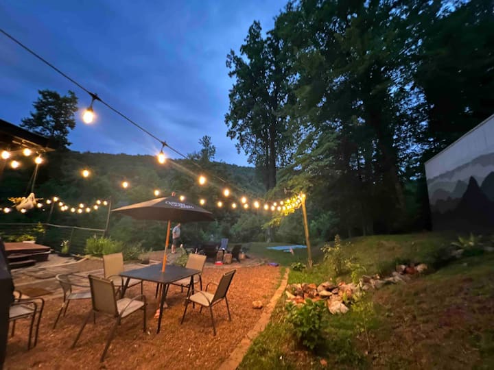 CAPER Camp! 2 cabins on 3 acres. Sleeps 14! Cabins for Rent in