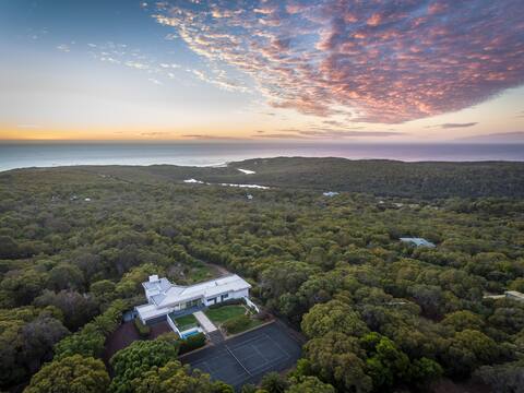 Horizons - spacious, ocean + bush views, peaceful