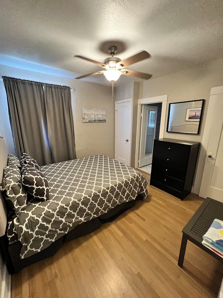 Dhomë gjumi master me hyrje në banjë