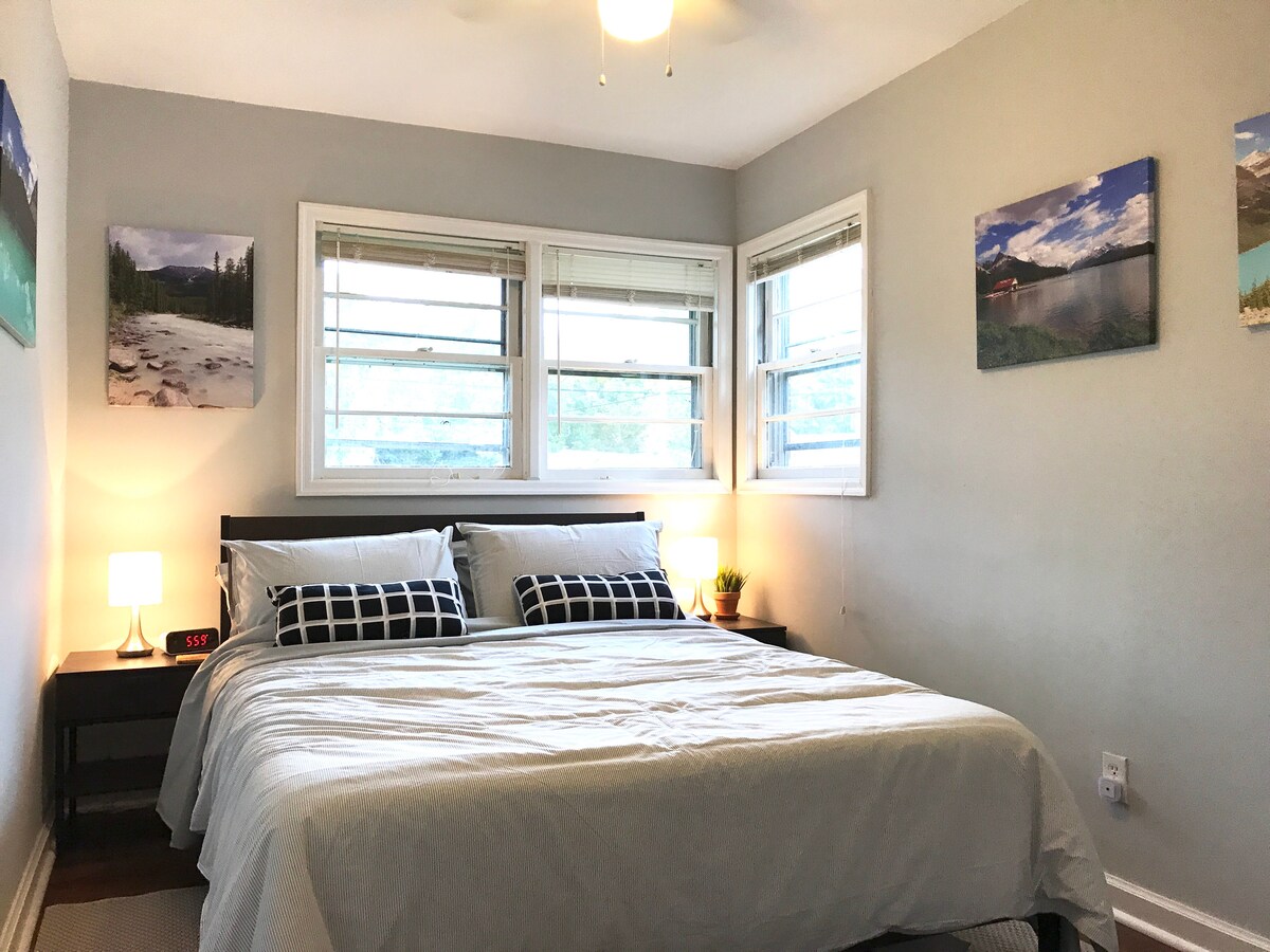 ห้องนอน 2: เตียงควีนไซส์และพื้นที่ตู้เสื้อผ้า 