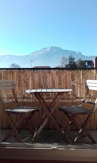 Balcon avec table pour le petit déjeuner...