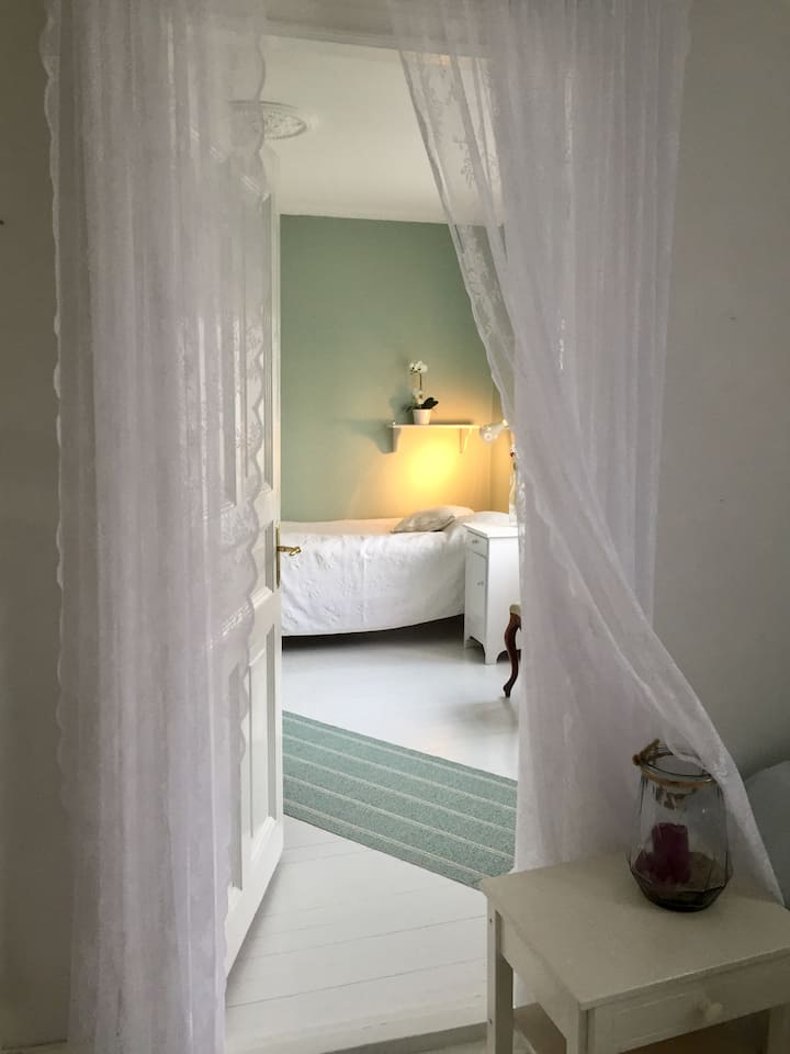 Spavaća soba 2 nalazi se unutar spavaće sobe 1.  ENGLISH: You walk through bedroom 1 to come to bedroom 2.