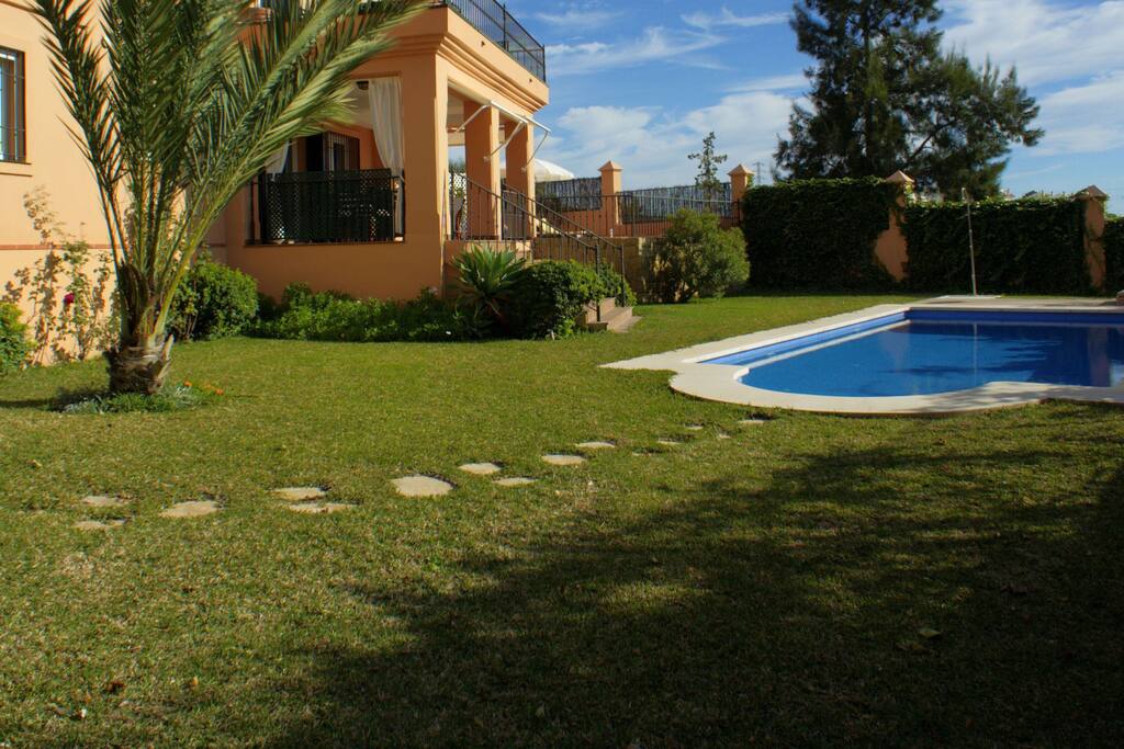 Jardín con piscina
