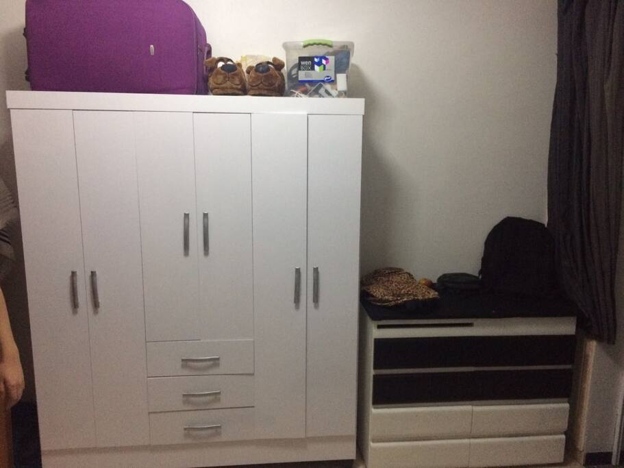 Guarda Roupas e cômoda que ficam dentro do quarto suíte com cama de casal
