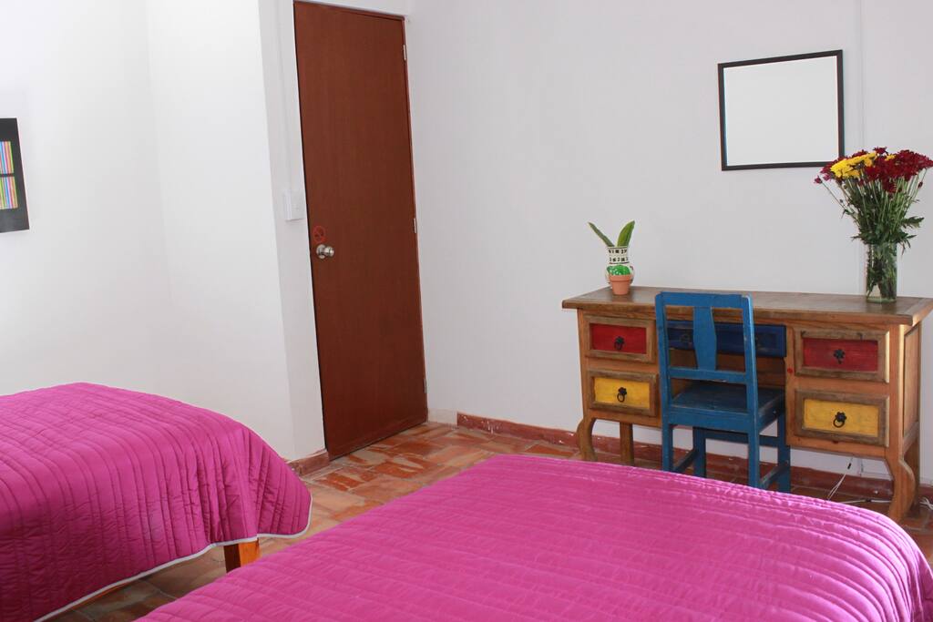 habitacion ·2 camas individuales con tocador, mesa, espejo.