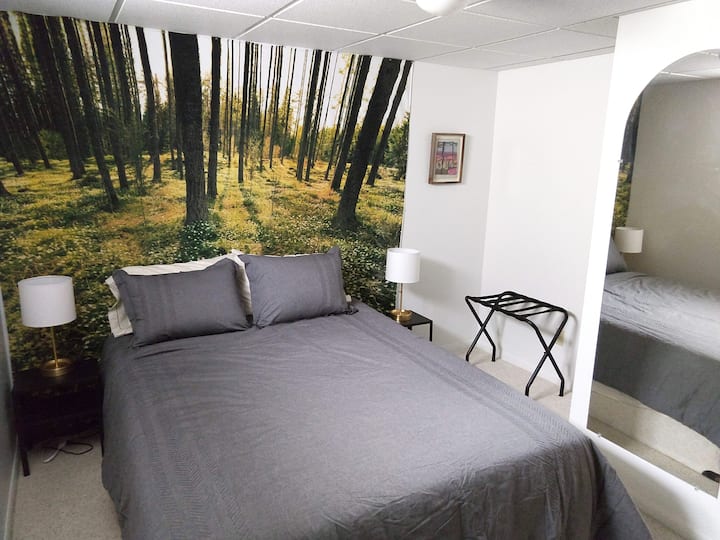 枕头顶标准双人床垫，配有记忆泡沫罩。  